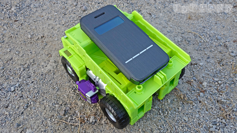 Illustration for article titled The Colossal New Transformers Devastator Is Better than the Original